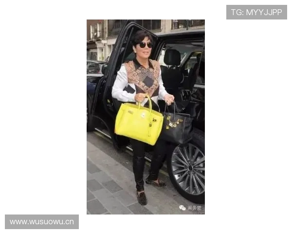 汪周雨私下穿拖鞋出门，拎的包能买两个月菜，笑趴我了